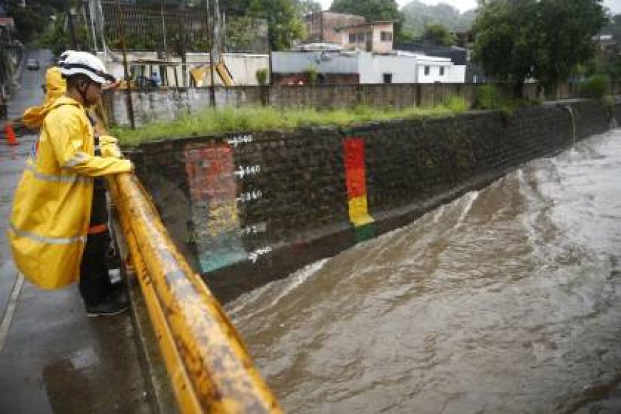 Las fuertes lluvias dejan 12 muertos y más de 2.100 evacuados en El Salvador