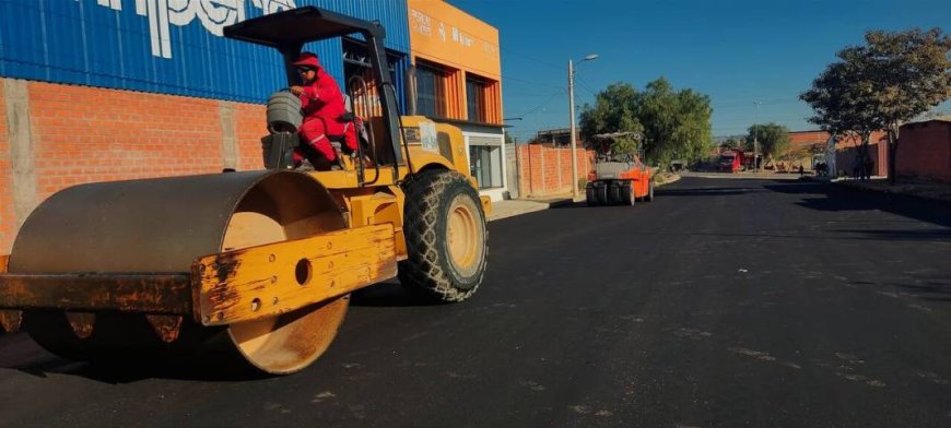 Alcaldía de Tarija realiza asfaltado en el barrio Tabladita I