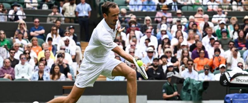 Daniil Medvedev debuta en Wimbledon con triunfo inapelable en tres sets