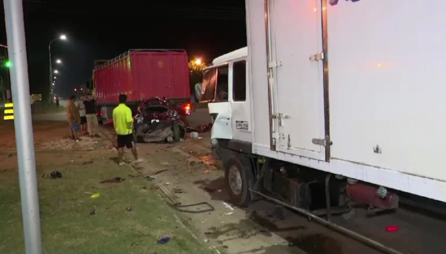 ¡No frenó! Vehículo quedó atrapado entre dos camiones en un cruce de semáforo