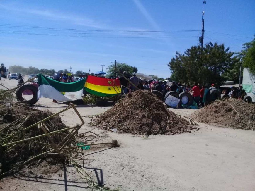 Cívicos de Yacuiba llevan adelante un paro movilizado de 24 horas en demanda de ítems de salud