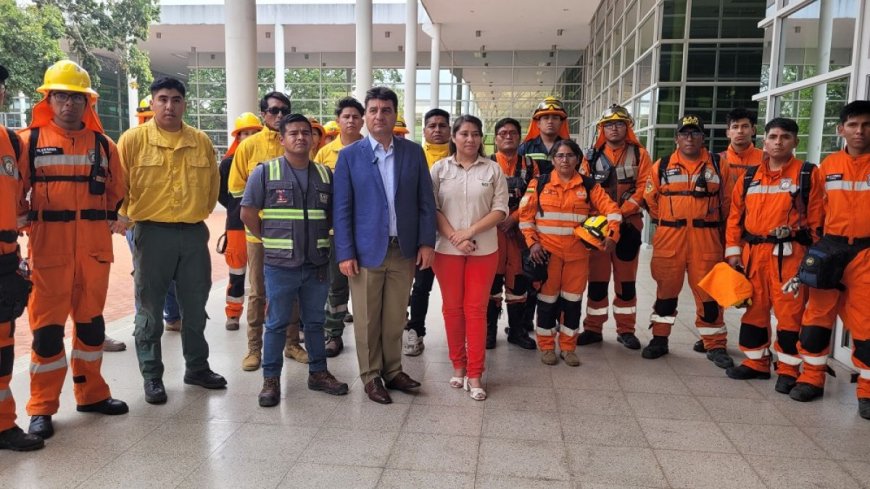 Alcalde de Tarija llega hasta Santa Cruz con  bomberos, medicamentos y víveres para apoyar la lucha contra el fuego