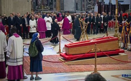 El Vaticano cierra el ataúd del papa tras una despedida de 250.000 personas que ha durado tres días y dos noches