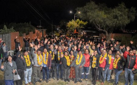 Alcaldía de Tarija entrega planimetrías  y luminaria led en beneficio de 172 familias del barrio El Manantial