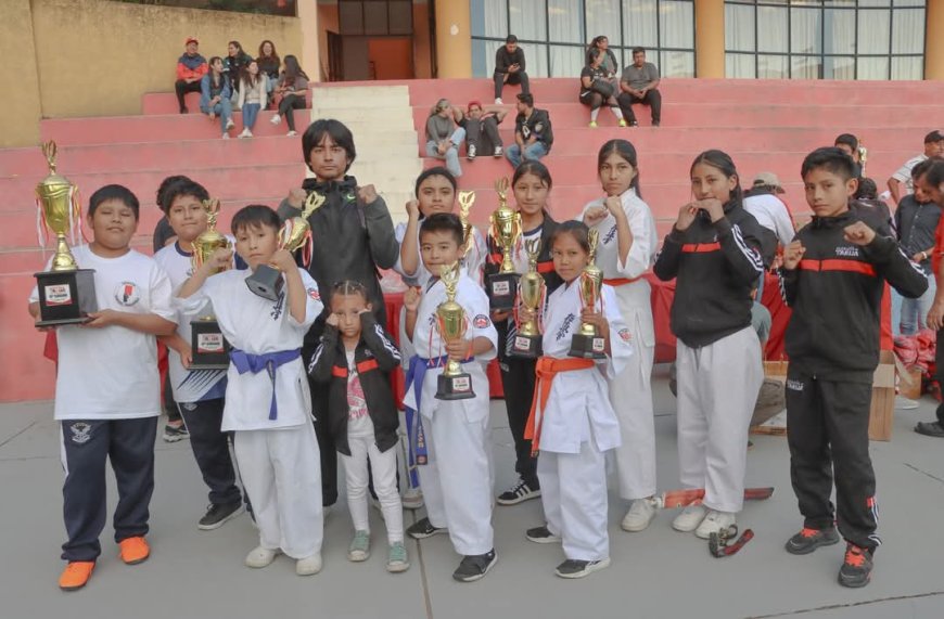 Alcalde de Tarija entrega material deportivo y premia deportistas de 13 asociaciones