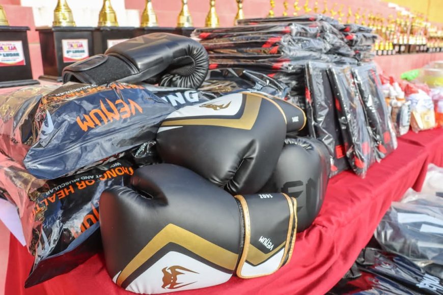 Alcalde de Tarija entrega material deportivo y premia deportistas de 13 asociaciones