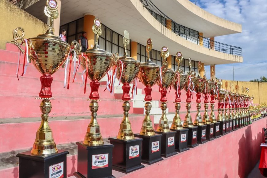 Alcalde de Tarija entrega material deportivo y premia deportistas de 13 asociaciones