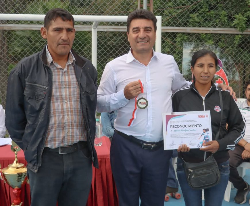 Alcalde de Tarija entrega material deportivo y premia deportistas de 13 asociaciones