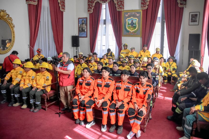 Con un monto de 125 mil bolivianos Alcalde firma convenio de cooperación con 5 cuerpos de Bomberos de Tarija
