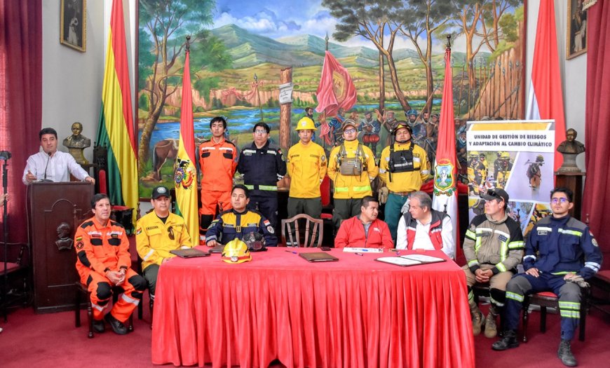 Con un monto de 125 mil bolivianos Alcalde firma convenio de cooperación con 5 cuerpos de Bomberos de Tarija