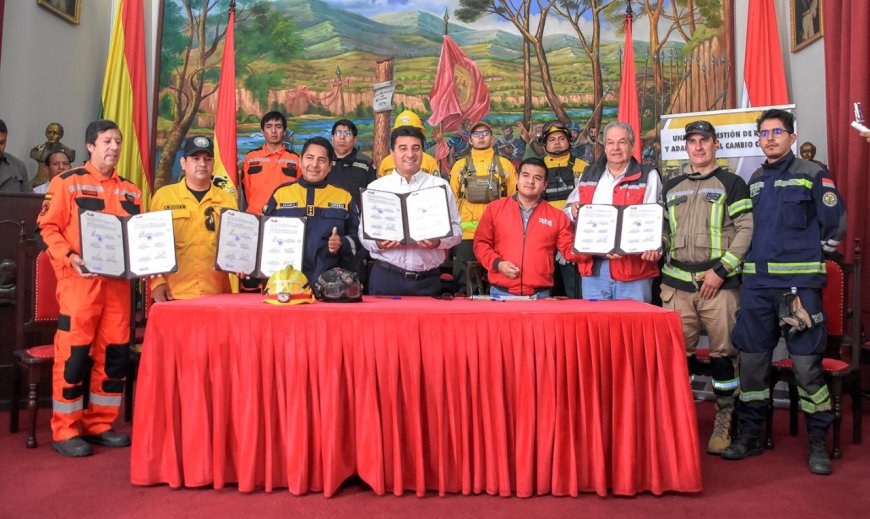 Con un monto de 125 mil bolivianos Alcalde firma convenio de cooperación con 5 cuerpos de Bomberos de Tarija