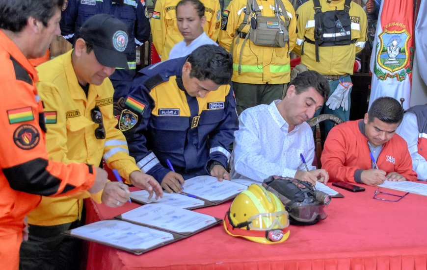 Con un monto de 125 mil bolivianos Alcalde firma convenio de cooperación con 5 cuerpos de Bomberos de Tarija