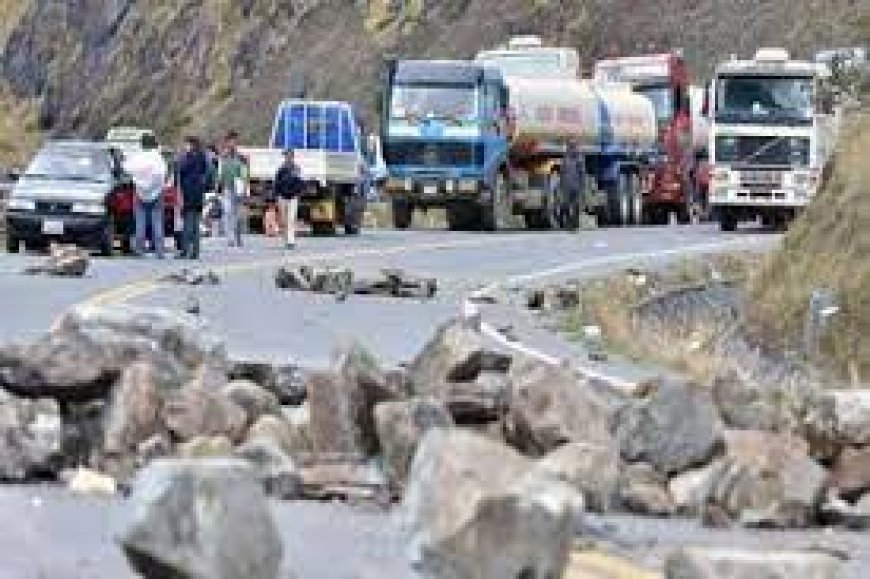 Los bloqueos en Cochabamba estan perjudicando el abastecimiento de combustible al occidente y oriente