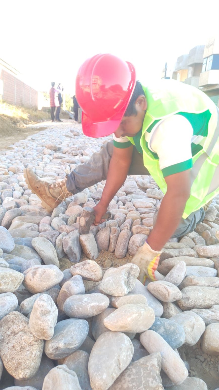 Alcalde inspecciona ampliación de empedrado de calles en el barrio Aranjuez Norte