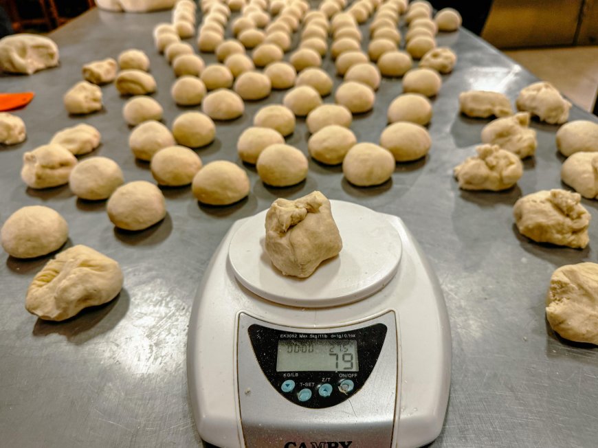Con apoyo de la Alcaldía vecinos intensifican producción de pan de Bs. 1