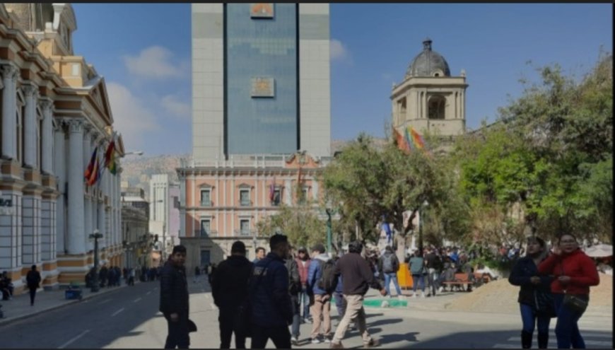 Policía dispersa marcha de evistas que intentó ingresar a plaza Murillo