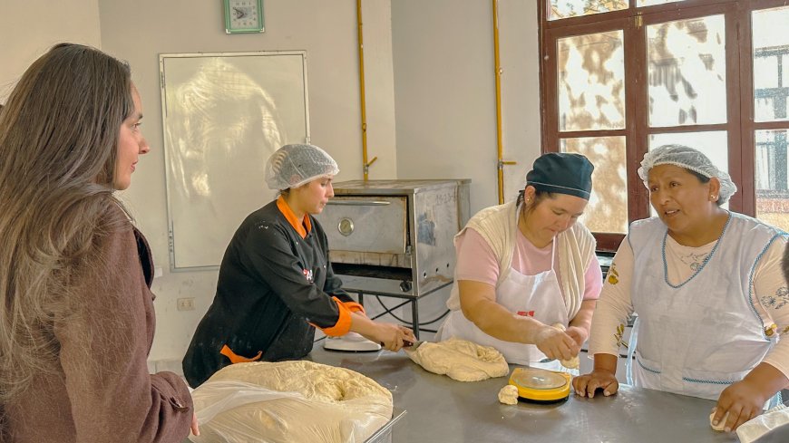 Vecinos continúan elaborando pan de Bs.1