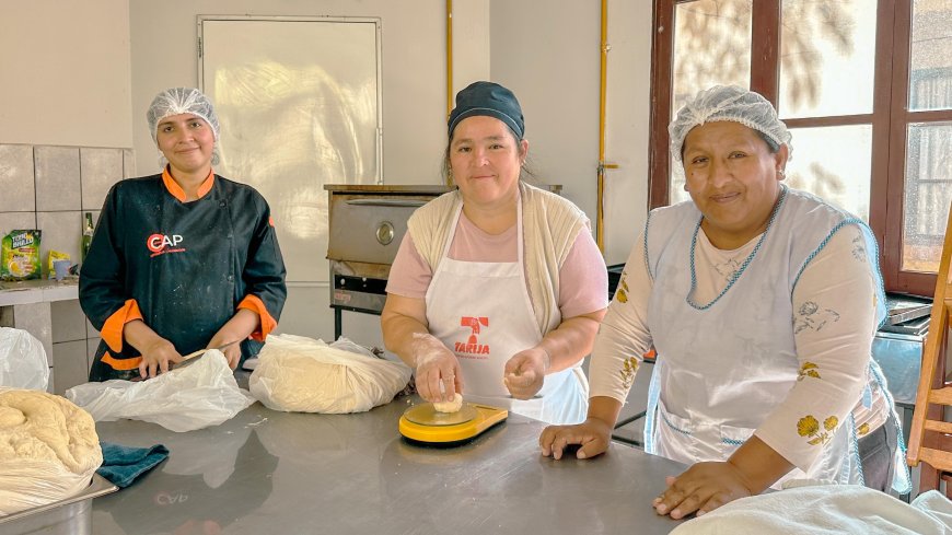 Vecinos continúan elaborando pan de Bs.1