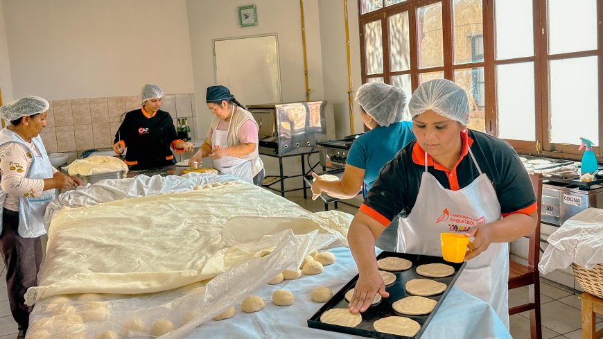 Vecinos continúan elaborando pan de Bs.1