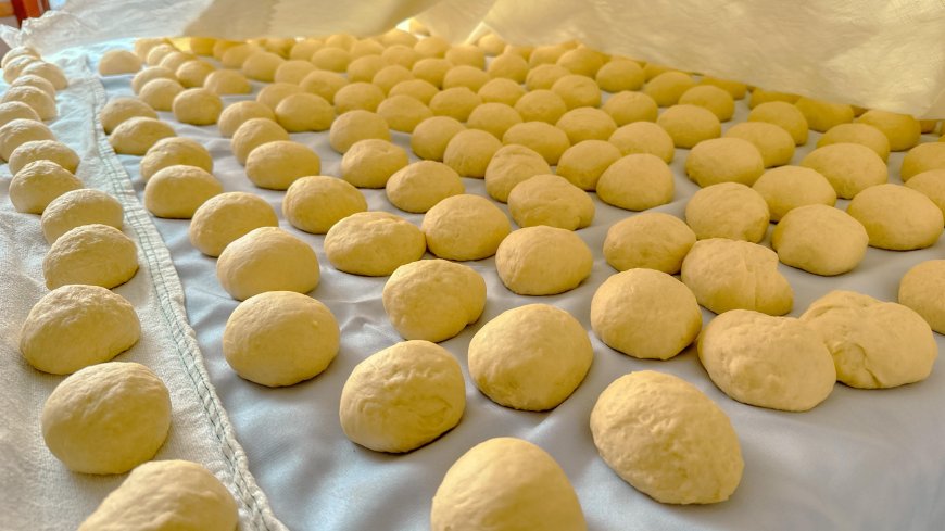 Vecinos continúan elaborando pan de Bs.1
