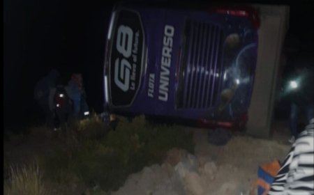 Un bus que buscaba rutas alternas al bloqueo evista vuelca en Uncía