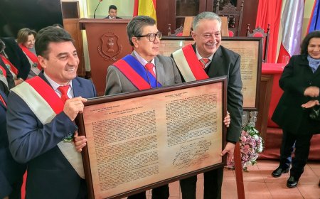 Entrega el acta de fundación de la UAJMS de Tarija