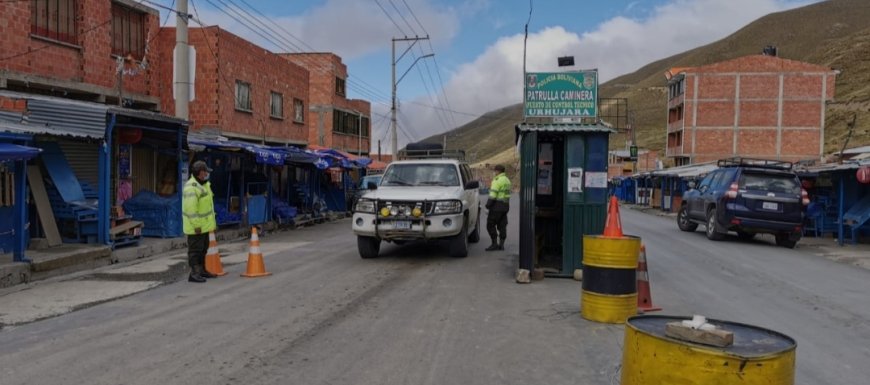 En la tranca de Urujara de La Paz incautan más de 100 litros de combustible en bidones ocultos