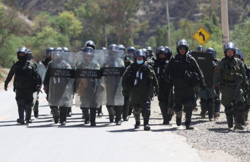 Capturaron a siete personas que portaban cinco armas, uniformes policiales y placas falsas en Parotani