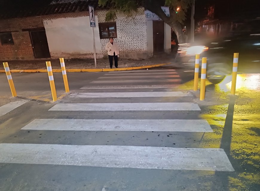 Alcaldía coloca semáforo en avenida transitada en el barrio Eduardo Abaroa