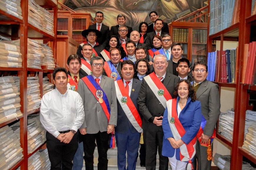 Entrega el acta de fundación de la UAJMS de Tarija