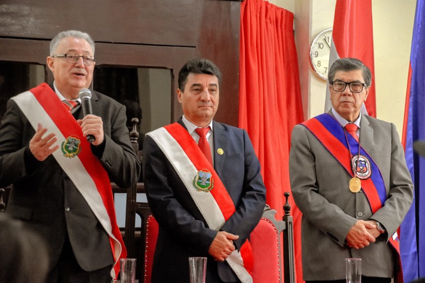 Entrega el acta de fundación de la UAJMS de Tarija
