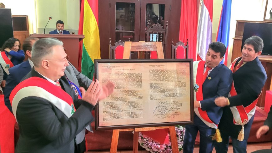 Entrega el acta de fundación de la UAJMS de Tarija