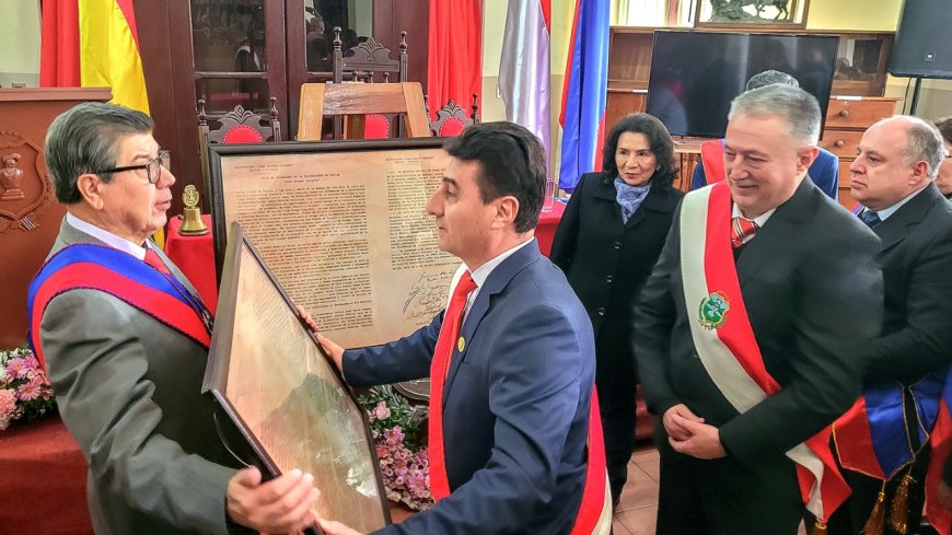 Entrega el acta de fundación de la UAJMS de Tarija