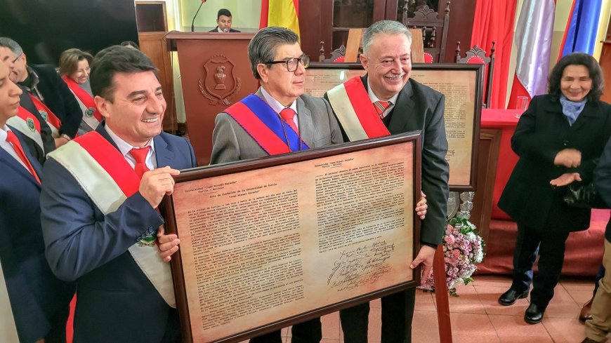 Entrega el acta de fundación de la UAJMS de Tarija