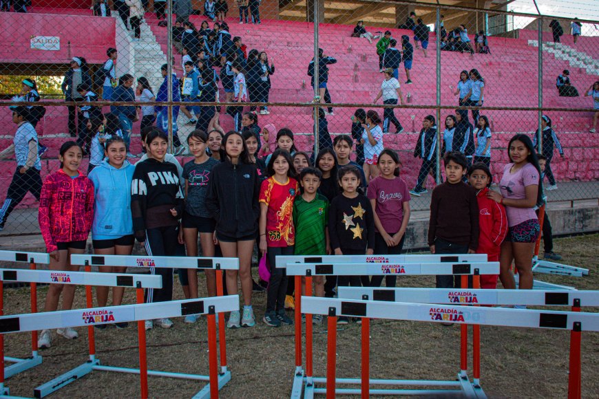 Alcaldía de Tarija entrega uniformes y material deportivo a la Asociación de Atletismo
