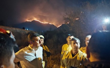 Alcalde esta presente en medio de la emergencia acompañando a los bomberos