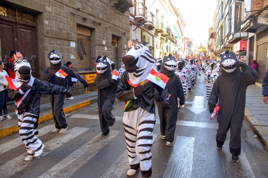 Desfile cívico y estudiantil en homenaje a la villa de san Bernardo de la frontera de Tarixa en los 451de su fundación