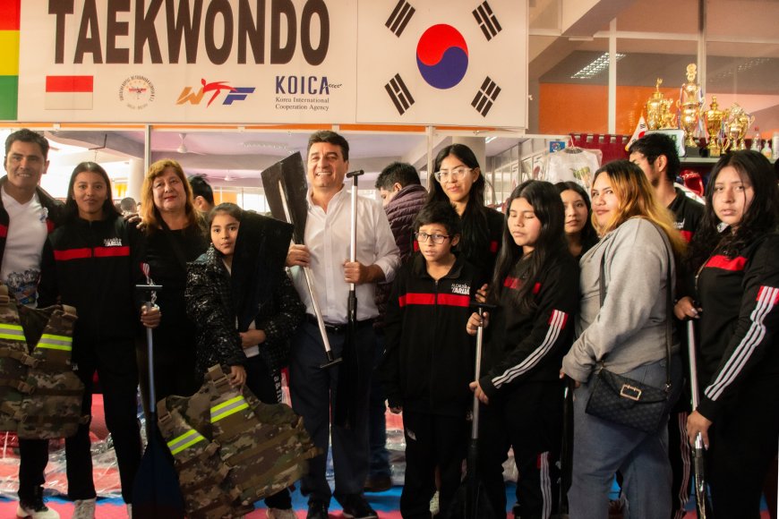 Alcalde de Tarija entrega material e indumentaria deportiva a siete asociaciones municipales