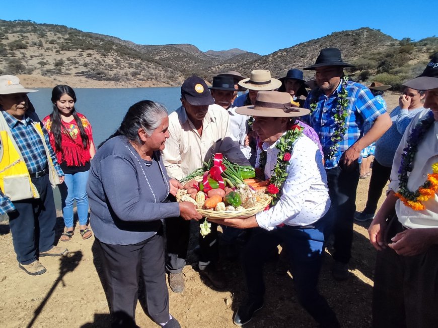 Alcalde de Tarija entrega atajado para el acopio de agua en beneficio de las familias productoras de Rumicancha