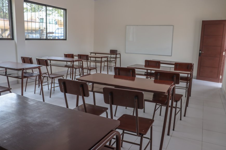 Alcaldía de Tarija entrega aulas equipadas en la comunidad de Obrajes