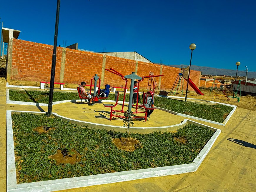 Acalde de Tarija inaugura plaza biosaludable y cancha polifuncional en el distrito 7
