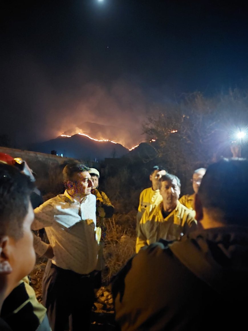 Alcalde esta presente en medio de la emergencia acompañando a los bomberos