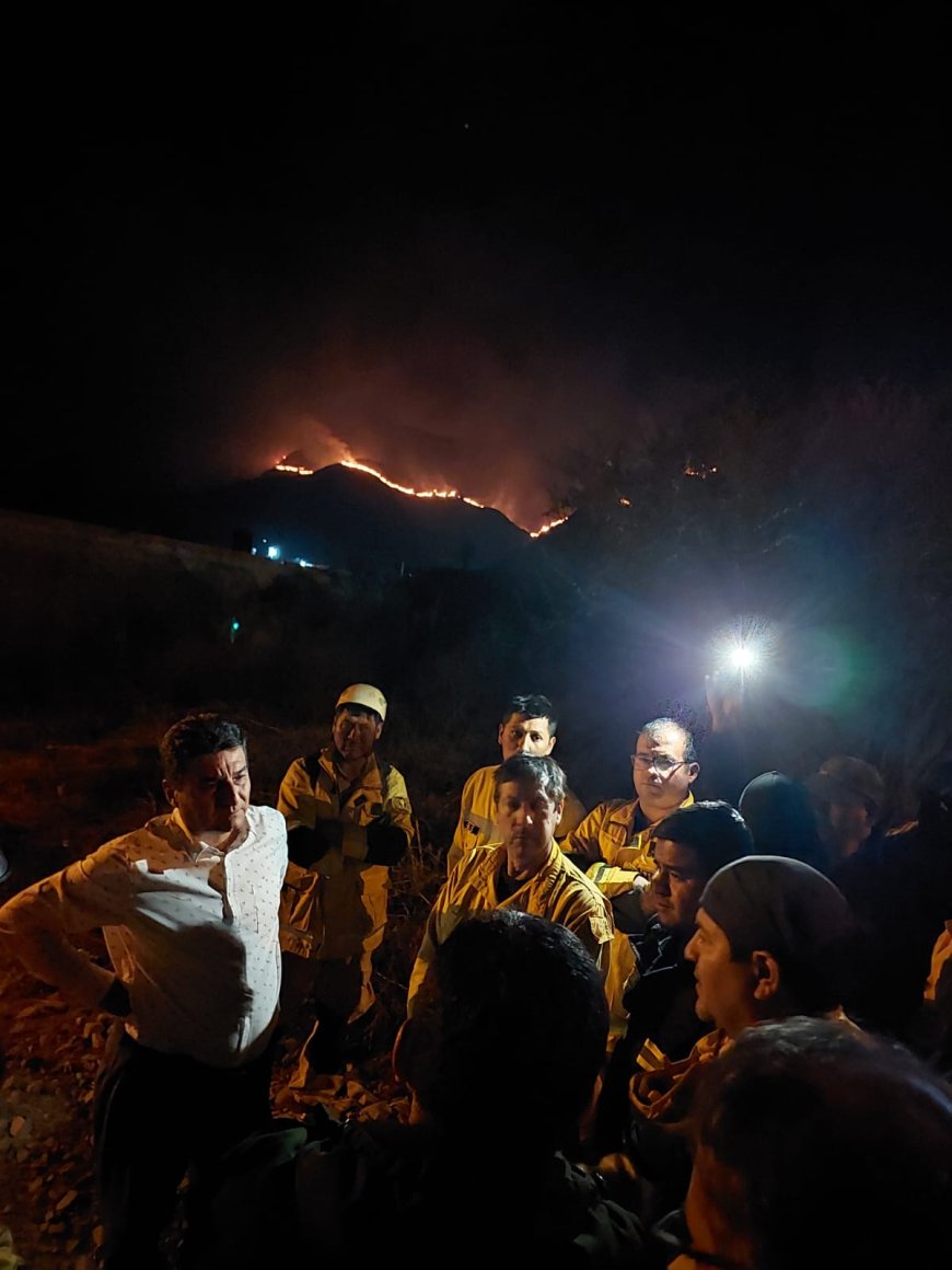 Alcalde esta presente en medio de la emergencia acompañando a los bomberos