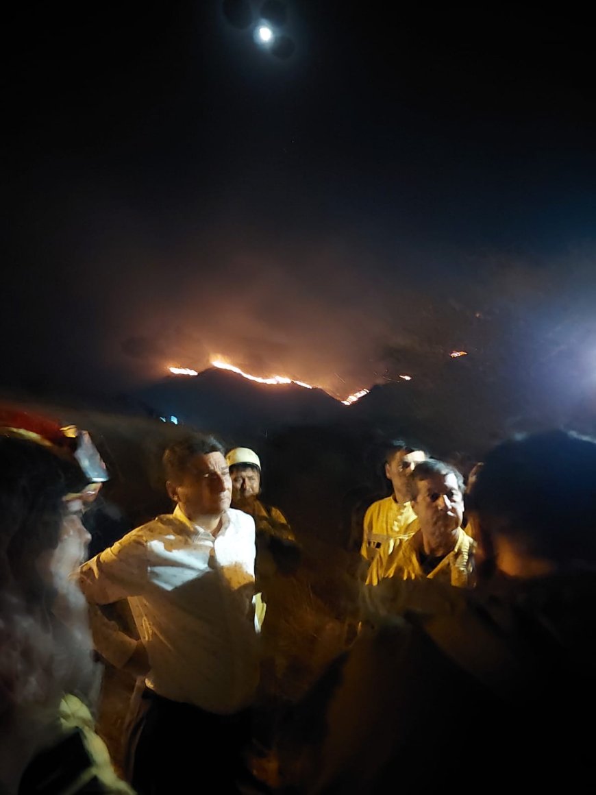 Alcalde esta presente en medio de la emergencia acompañando a los bomberos