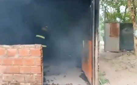 SE INCEDIA UNA PRECARIA CASA CON UN NIÑO EN SU INTERIOR