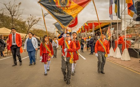 Alcalde participa del desfile escolar en conmemoración del 200 aniversario de Bolivia ❤️