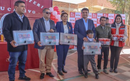 Alcalde de Tarija inicia la entrega de material de apoyo escolar