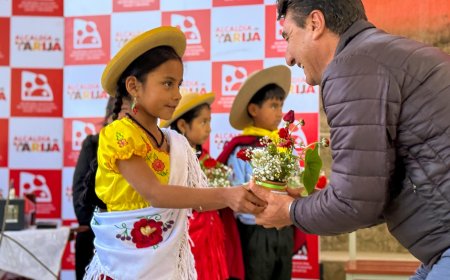Alcaldía entrega material escolar de apoyo a la Unidad Educativa de Turumayo 