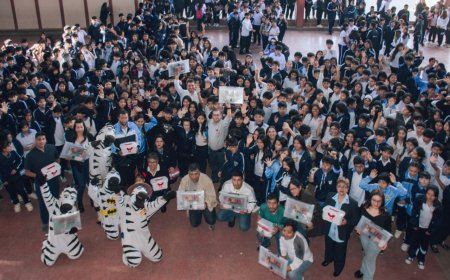 Alcalde de Tarija entregó material de apoyo escolar en el colegio Belgrano