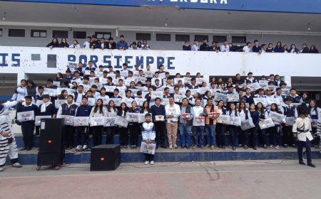 Alcalde entregó material de apoyo escolar a estudiantes del colegio Nacional San Luis